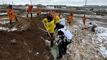 Фотография к новости: «Ауыл» жастары су тасқынымен күрес шараларына үлес қосуда