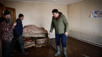 Фотография к новости: Мәжіліс депутаттары су тасқынынан зардап шеккен өңірлерге барды