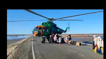 Фотография к новости: Республикалық жедел-құтқару жасағының құтқарушылары Қаратал ауылының жергілікті тұрғындарын эвакуациялады