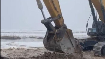 Фотография к новости: Абай облысында су тасқынымен күресуге ауыр техника жұмылдырылды