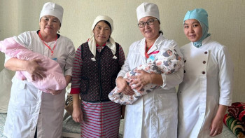 Фотография к новости: Ақтөбеде су басқан ауылда егіздер дүниеге келді