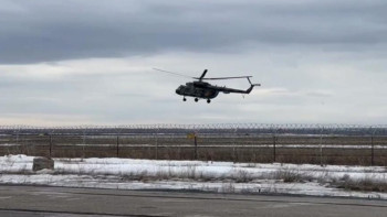 Фотография к новости: Әскери ұшқыштар Ақтөбеде тұрғындарды эвакуациялауға көмектесіп жатыр