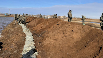 Фотография к новости: Ұлан сарбаздары Ақтоғай ауданындағы су тасқынына қарсы жұмыстарға атсалысты