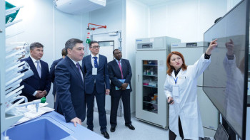 Фотография к новости: Олжас Бектенов Nazarbayev University ғылыми әзірлемелерімен танысты