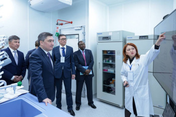 Фотография к новости: Олжас Бектенов Nazarbayev University ғылыми әзірлемелерімен танысты