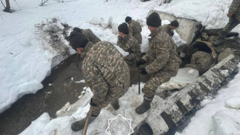 Фотография к новости: Су тасқыны: Әскери қызметшілер алдын алу шараларын жүргізуге көмектесті
