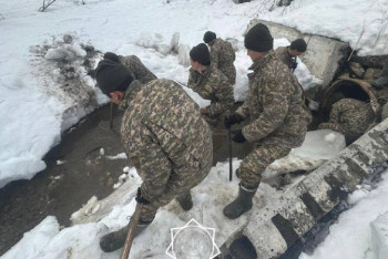 Фотография к новости: Су тасқыны: Әскери қызметшілер алдын алу шараларын жүргізуге көмектесті