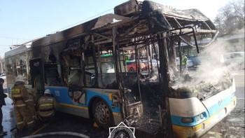 Фотография к новости: Алматыда троллейбус өртенді