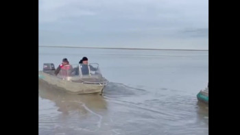 Фотография к новости: Атырауда су полициясы тұрғындарды эвакуациялауға жәрдемдесуде