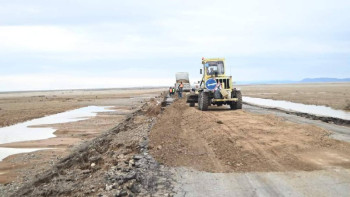 Фотография к новости: Абай облысында қарғын су шайған жолдар қалпына келтіріліп жатыр