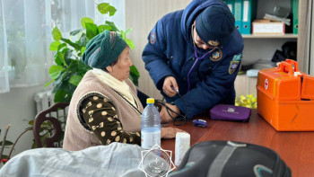 Фотография к новости: Апаттар медицинасы орталығының қызметкерлері 736 азаматқа жәрдемдесті