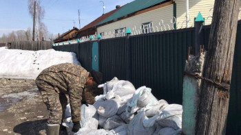 Фотография к новости: Әскери қызметшілер арықтарды тазартып жатыр