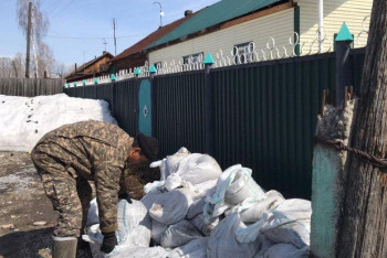 Фотография к новости: Әскери қызметшілер арықтарды тазартып жатыр