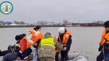 Фотография к новости: Су тасқыны. Ақтөбедегі Әйке ауылынан 188 адам қауіпсіз жерге көшірілді