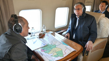 Фотография к новости: Президент БҚО су басқан аумақтарын тікұшақпен аралады