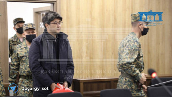 Фотография к новости: Бишімбаев Нүкенованың телефонындағы жазбаларды өшіріп отырған – адвокат