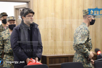 Фотография к новости: Бишімбаев Нүкенованың телефонындағы жазбаларды өшіріп отырған – адвокат