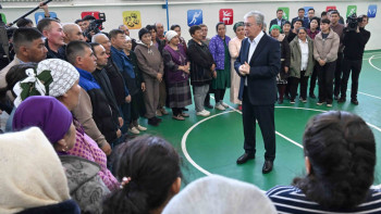 Фотография к новости: Су тасқыны. Тоқаев БҚО-дағы эвакуациялық пунктке барды