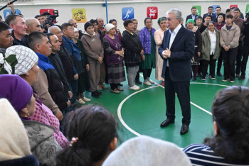 Фотография к новости: Су тасқыны. Тоқаев БҚО-дағы эвакуациялық пунктке барды