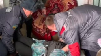 Фотография к новости: Учаскелік полиция инспекторлары жүре алмайтын зейнеткерді қауіпсіз жерге алып шықты