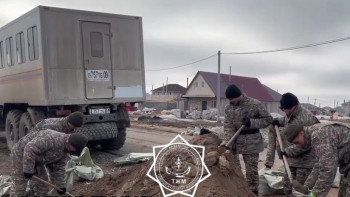 Фотография к новости: Қарағандылық әскерилер Ақмола маңын инертті материалдармен нығайтты