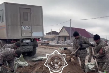 Фотография к новости: Қарағандылық әскерилер Ақмола маңын инертті материалдармен нығайтты