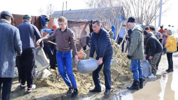 Фотография к новости: Ұлттық құрылтай мүшелері су тасқыны аудандарында жұмыс жүргізуде