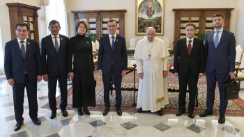 Фотография к новости: Мәулен Әшімбаев Рим папасымен кездесті