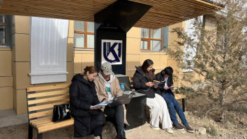 Фотография к новости: Қызылордалық студент күн сәулесінен қуат алатын орындық ойлап тапты