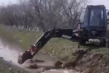Фотография к новости: Су тасқыны. Үлкен Алматы каналының маңын тазартылып жатыр