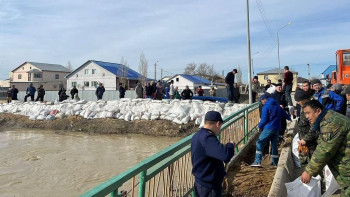 Фотография к новости: Құлсарыда адамдар жолаушылар пойызымен эвакуацияланып жатыр