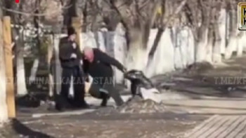 Фотография к новости: Ер адам оқушылардың көзінше әйелін соққыға жығып, шашынан сүйреген