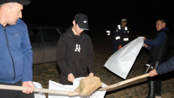 Фотография к новости: Атырау облысы: Береке ауылының тұрғындары тасқын суға төтеп берді