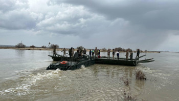 Фотография к новости: Әскери инженерлер Ойыл өзенінен өтетін паром жасады
