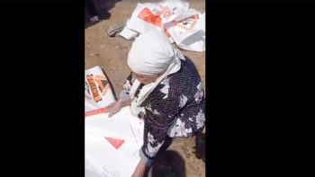 Фотография к новости: Атырауда 80 жастағы әжеге дейін су тасқынымен күресуде