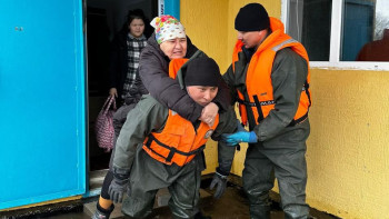 Фотография к новости: Ақтөбелік құтқарушы: Белуардан су кешіп, адамдарды құтқаруға барымызды салдық