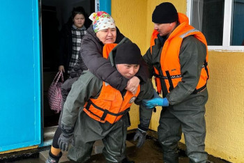 Фотография к новости: Ақтөбелік құтқарушы: Белуардан су кешіп, адамдарды құтқаруға барымызды салдық