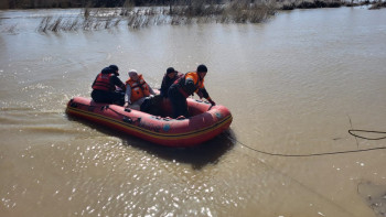 Фотография к новости: Жетісулық құтқарушылар Борлы өзенінен 2 тракторшыны іздеп жатыр