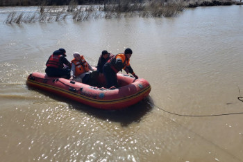 Фотография к новости: Жетісулық құтқарушылар Борлы өзенінен 2 тракторшыны іздеп жатыр