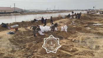 Фотография к новости: Құлсары қаласында күшпен бөгеттерді нығайту жұмыстары жалғасуда