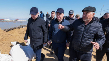 Фотография к новости: Олжас Бектенов Құлсары тұрғындарымен кездесті