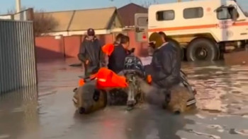 Фотография к новости: Құтқарушылар Құлсары қаласының тұрғындарына көмек көрсетуде