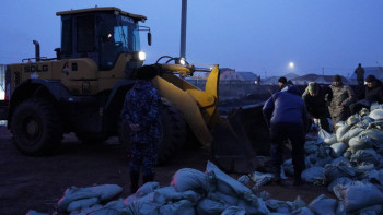 Фотография к новости: Талапкер ауылында су тасқынына қарсы іс-шаралар жүргізіліп жатыр