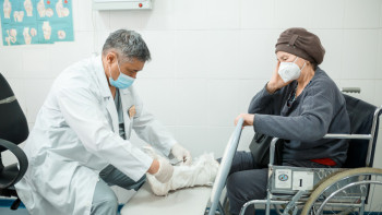 Фотография к новости: Су тасқыны болған өңірлердің азаматтары дәрігерлердің бақылауында