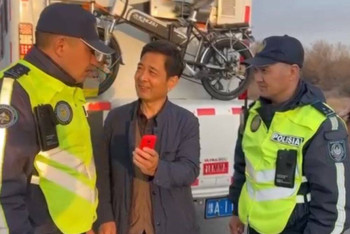 Фотография к новости: Қызылорда полицейлері шетелдік туристерге көмектесті