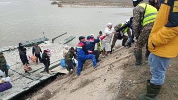 Фотография к новости: Су тасқыны: Дәрігерлер құтқарушыларға эвакуациялауға көмектесіп жатыр