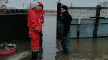Фотография к новости: Волонтёрлер тасқын судан зардап шеккендерге қалай көмектесіп жатыр