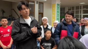 Фотография к новости: Димаш Құдайберген Ақтөбедегі еріктілер штабында болды