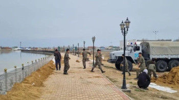 Фотография к новости: Ұлттық ұлан қызметкерлері атыраулықтарға бөгеттерді нығайтуға атсалысты