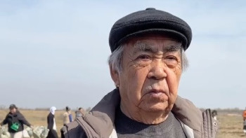 Фотография к новости: Илья Жақанов бөгет салып жатқан жастарға бата берді